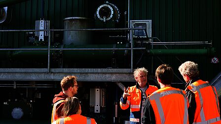 Grondstofcoaches en medewerker van Meerlanden bij de vergistingsmachine voor gft-e.
